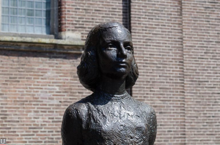 beeldje van Anne Frank