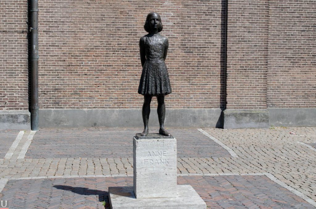 beeldje van Anne Frank